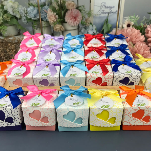 ของ ชำร่วย ผ้า ใน กล่องลายหัวใจฉลุลาย ผ้า ขนหนู ของ ชำร่วย ของ ชำร่วย แต่งงาน