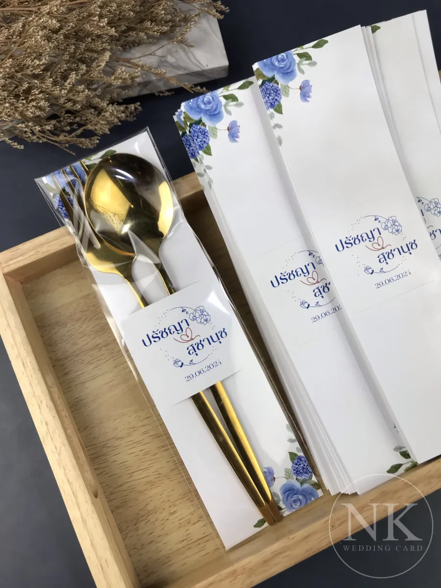 ป้ายรองพื้นหลังของชำร่วย ดอกไม้สีฟ้า | งานแต่งสไตล์มินิมอล พรีเมียม